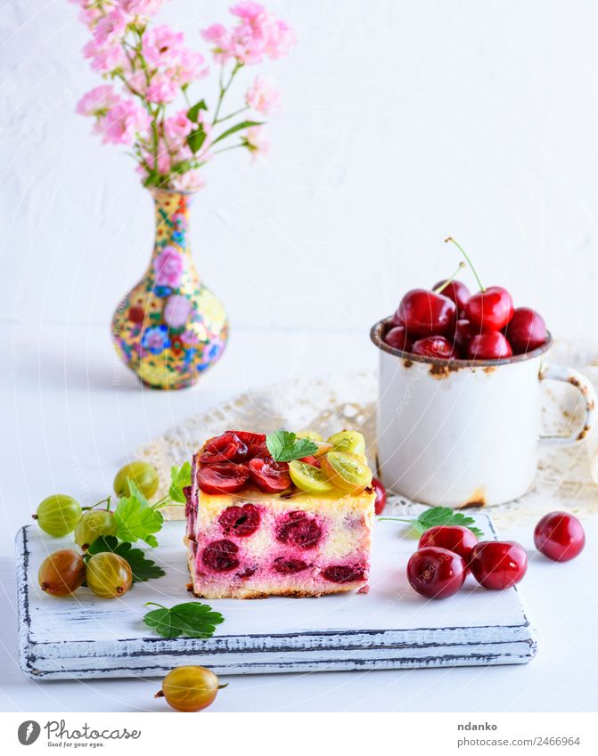 Käsekuchen mit Kirschbeeren Frucht Kuchen Dessert Süßwaren Tasse Tisch Essen frisch lecker rot weiß Stachelbeeren Kirsche Brotbelag Scheibe Hintergrund