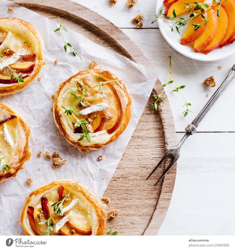 Blätterteig-Gebäck mit Nektarinen, Camembert und Thymian Backwaren Pasteten Snack Vorspeise Frucht camembert Brie Käse überbacken Kräuter & Gewürze herzhaft