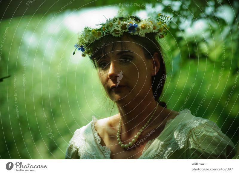 junge frau mit blumenkranz im haar, hochzeitsträume feminin Junge Frau Perlenkette Blumenkranz brünett Romantik verträumt unsicher Unschärfe Porträt