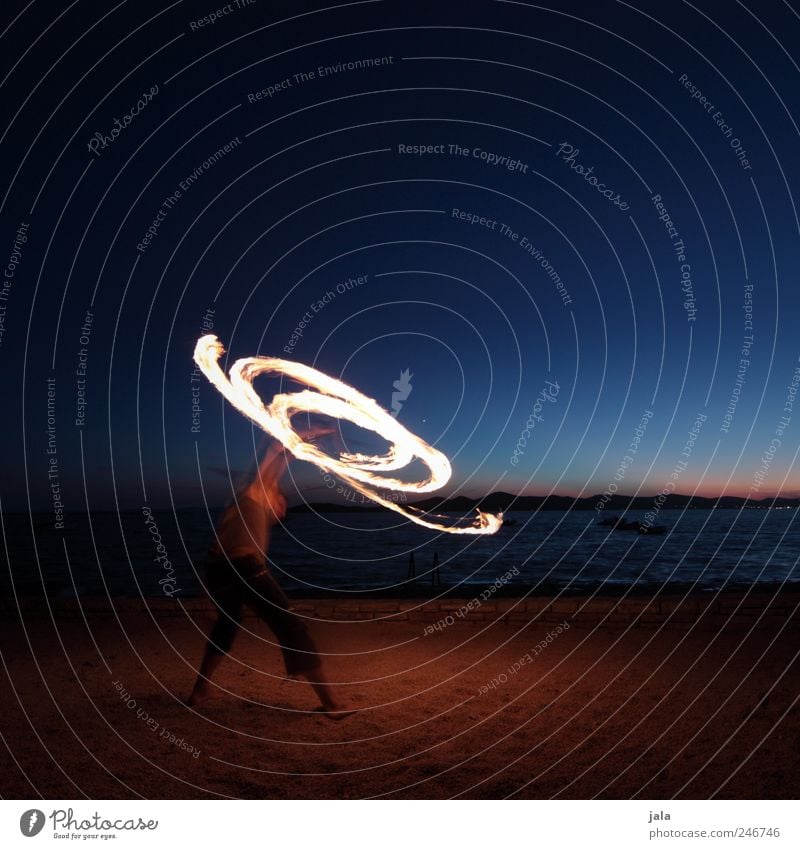 spinner Freizeit & Hobby Spielen Feuer Artist Akrobatik kunststück Umwelt Natur Landschaft Himmel Küste Meer Farbfoto Außenaufnahme Experiment Textfreiraum oben