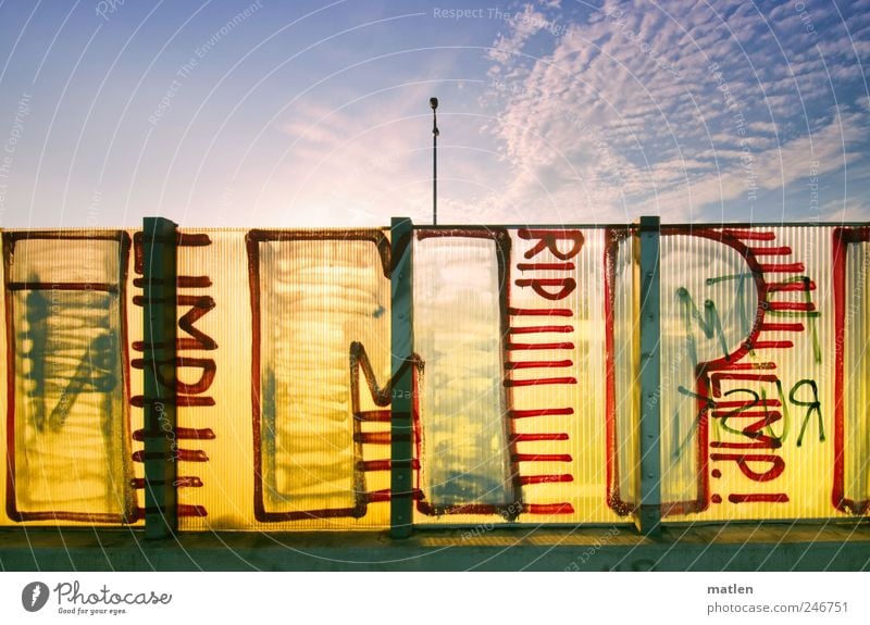 Dia Menschenleer Mauer Wand Autobahn Zeichen Schriftzeichen Graffiti blau gelb Wolken Himmel Durchblick Sichtschutz Farbfoto mehrfarbig Außenaufnahme Dämmerung