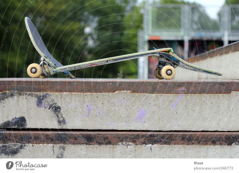 Skating sucks! aber nur manchmal... Skateboard Skateboarding kaputt Skaterbahn Farbfoto Außenaufnahme Tag Schwache Tiefenschärfe Funsport Sportunfall