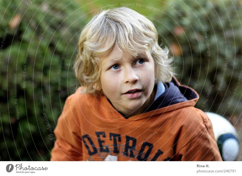 Kleiner Fussballer Mensch maskulin Junge Kindheit 3-8 Jahre Haare & Frisuren blond kurzhaarig Freude Fröhlichkeit Lebensfreude Blick Fußballer Farbfoto