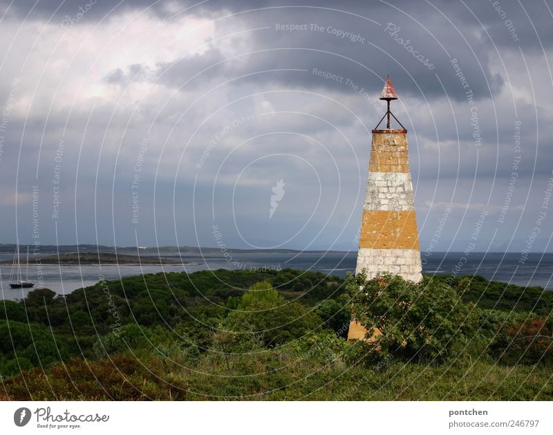 Leuchtturm vor Meer bei bewölktem himmel. Ferien & Urlaub & Reisen Ausflug Segeln Natur Landschaft Urelemente Himmel Wolken Gewitterwolken Wetter