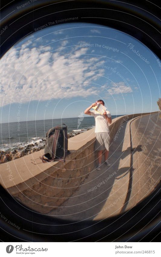 Mitfahrgelegenheit gesucht! Ausflug Abenteuer Ferne Sightseeing Sommerurlaub Meer maskulin 1 Mensch Himmel Küste Stadtrand Straße Wege & Pfade Horizont Rucksack