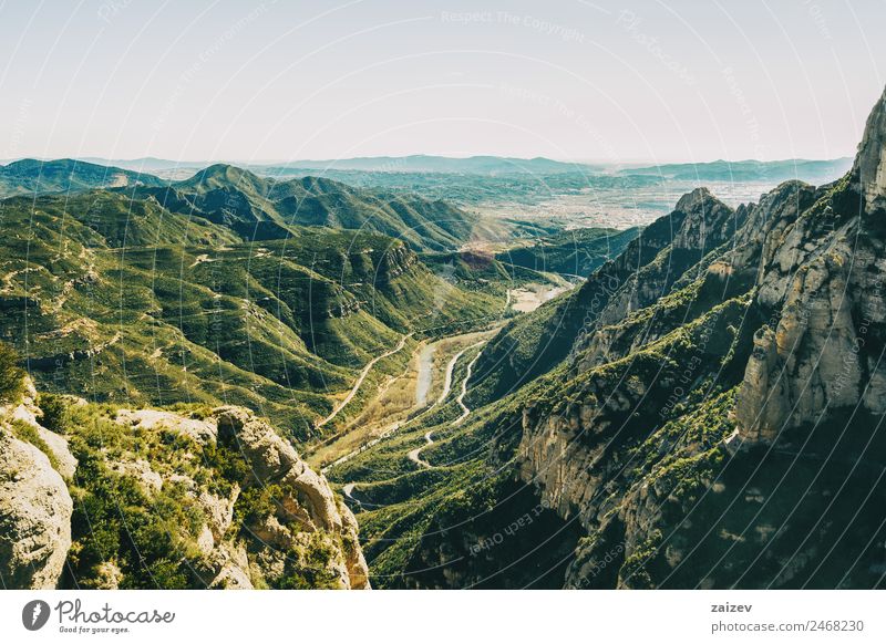 Landschaft mit Blick vom Montserrat in Barcelona schön Ferien & Urlaub & Reisen Tourismus Berge u. Gebirge Umwelt Natur Wald Hügel Felsen Schlucht Stein