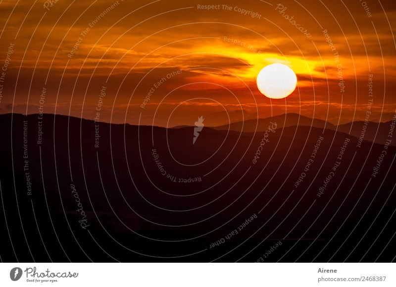 Schönen Abend noch! I Natur Himmel Wolken Nachthimmel Sonnenaufgang Sonnenuntergang Hügel Berge u. Gebirge Kitsch gold rot schwarz Gefühle Ende Farbe Hoffnung