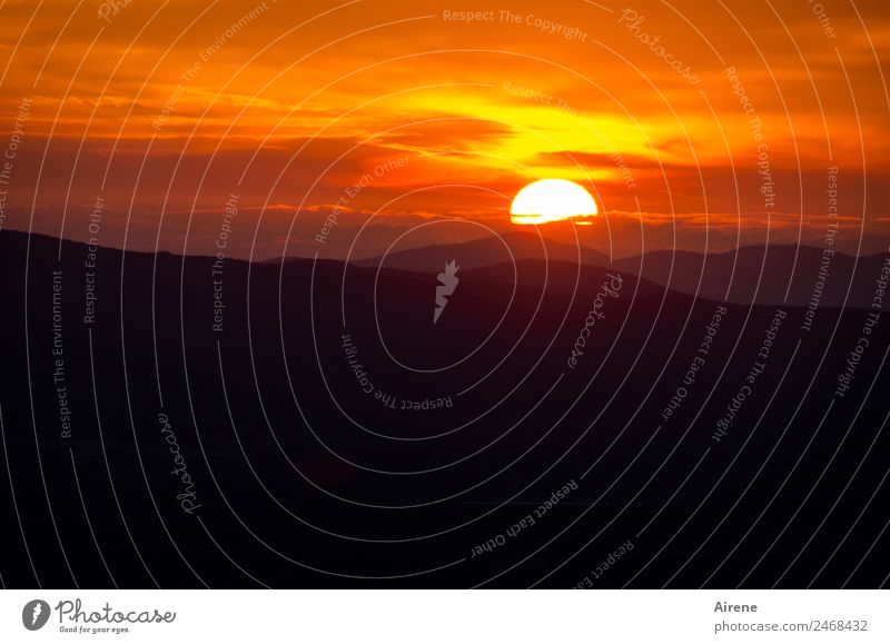 kühles Versprechen Himmel Nachthimmel Horizont Sonne Sonnenaufgang Sonnenuntergang Schönes Wetter Hügel Berge u. Gebirge Gipfel leuchten natürlich gold orange