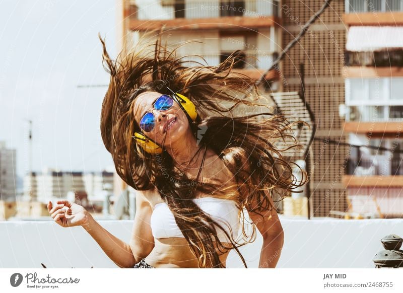 fröhliche Frau mit langen Haaren und Kopfhörern, Tänze Lifestyle Stil Freude Glück schön Freiheit Sommer Musik Tanzen Telefon Headset Mensch Erwachsene 1