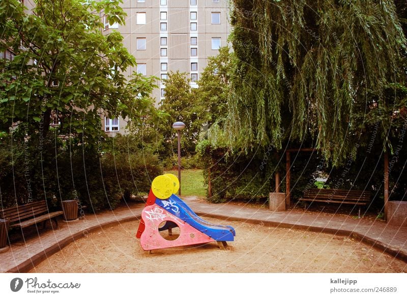 playground Freizeit & Hobby Spielen Baum skurril Spielplatz Rutsche Sandkasten Hochhaus Berlin Stadt Park Bank Farbfoto Außenaufnahme Menschenleer Licht