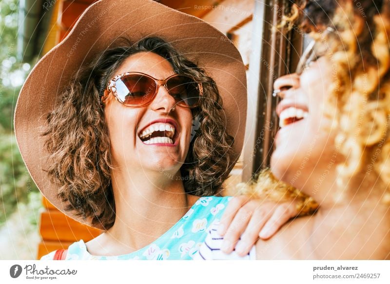 Freunde, die laut lachen. Freude Glück Sommer Sonne Unternehmen feminin Frau Erwachsene Freundschaft Partner Menschengruppe Straße Mode Lächeln Coolness modern