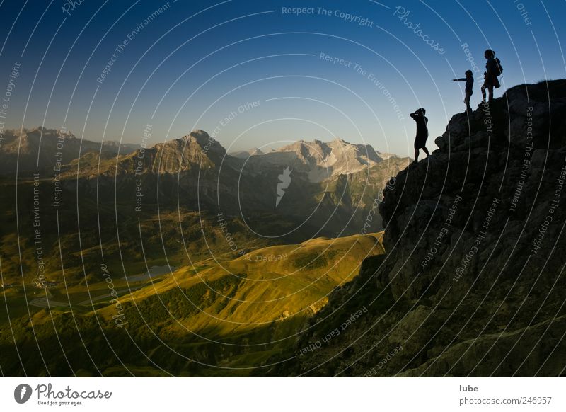 Blick von oben Klettern Bergsteigen wandern 3 Mensch Umwelt Natur Landschaft Wolkenloser Himmel Sommer Schönes Wetter Felsen Alpen Berge u. Gebirge Gipfel