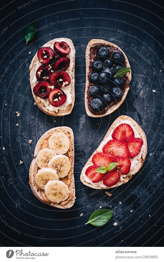 Frisches Brot mit süßen Früchten - gesundes Frühstück Gesundheit Gesunde Ernährung Frucht Kirsche Banane Erdbeeren Blaubeeren Schokolade Sahne Frischkäse Snack