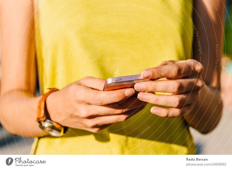 Junge Frau beim Überprüfen ihres Mobiltelefons Telefon Mobile Hand PDA Halt Solarzelle Nahaufnahme benutzend Internet klug Technik & Technologie Mitteilung