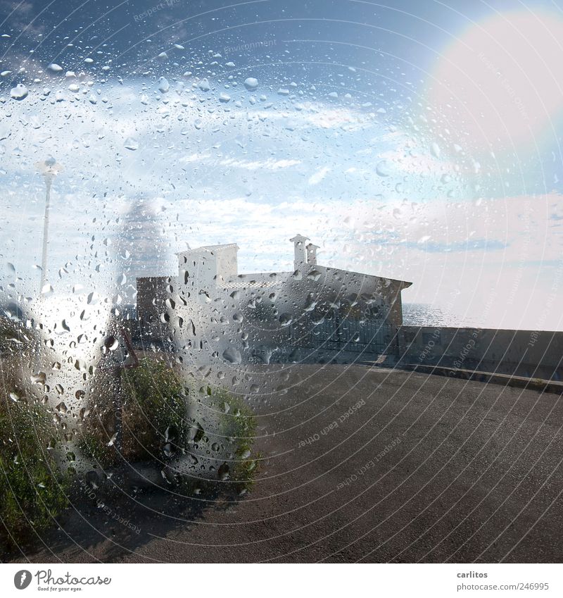 trüber Blick Wasser Wassertropfen Himmel Sommer Haus Mauer Wand Dach Schornstein Straße ästhetisch außergewöhnlich frisch nass blau grau weiß Surrealismus