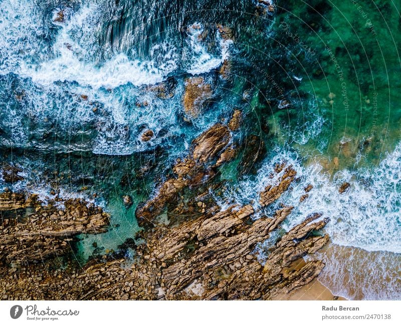 Luftaufnahmen von dramatischen Meereswellen, die auf felsige Landschaften prallen. Bewegung langsam Wellen Fluggerät Felsstrand Strand Felsen abstrakt Dröhnen