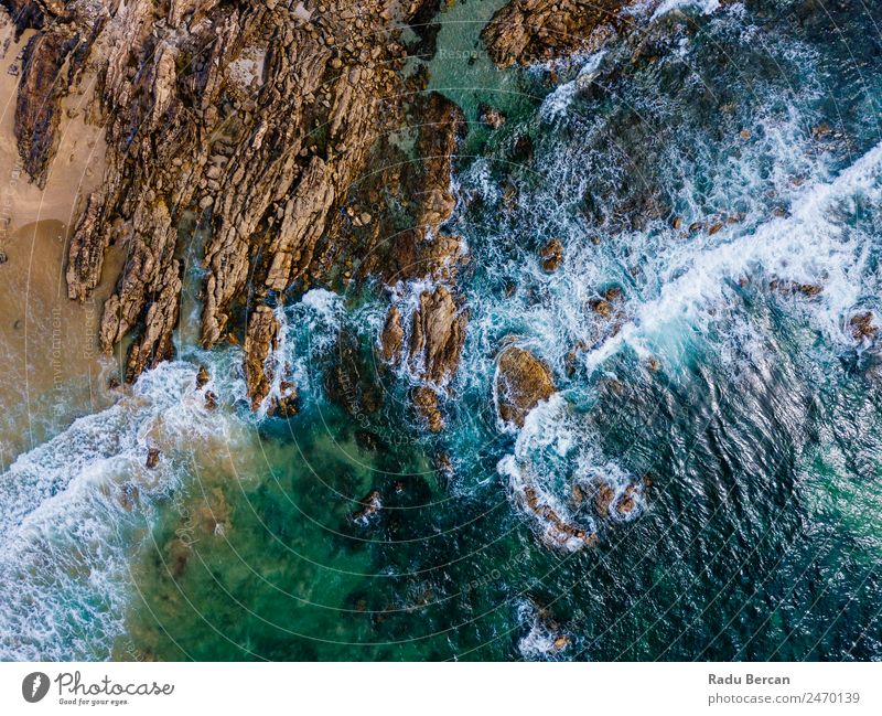 Luftaufnahmen von dramatischen Meereswellen, die auf felsige Landschaften prallen. Bewegung langsam Wellen Fluggerät Felsstrand Strand Felsen abstrakt Dröhnen