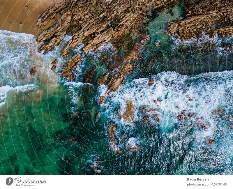 Luftaufnahmen von dramatischen Meereswellen, die auf felsige Landschaften prallen. Bewegung langsam Wellen Fluggerät Felsstrand Strand Felsen abstrakt Dröhnen