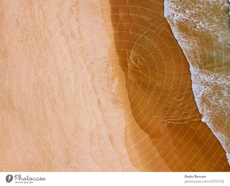 Luftaufnahme der blauen Meereswellen und des wunderschönen Sandstrandes in Portugal. Fluggerät Wellen abstrakt Dröhnen Aussicht Top Wasser Strand Natur