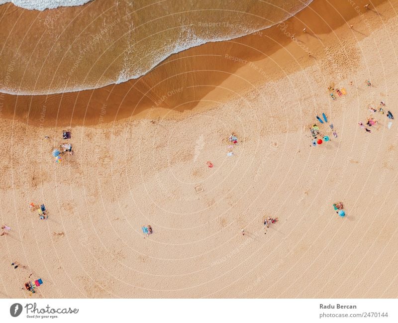 Luftaufnahme von fliegenden Drohnen von Menschen, die sich am Algarve Beach in Portugal entspannen. Strand Fluggerät Aussicht Sand Hintergrundbild Wasser oben