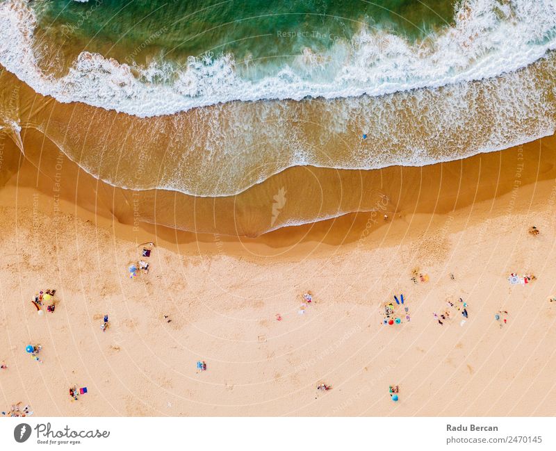 Luftaufnahme von fliegenden Drohnen von Menschen, die sich am Algarve Beach in Portugal entspannen. Strand Fluggerät Aussicht Sand Hintergrundbild Wasser oben