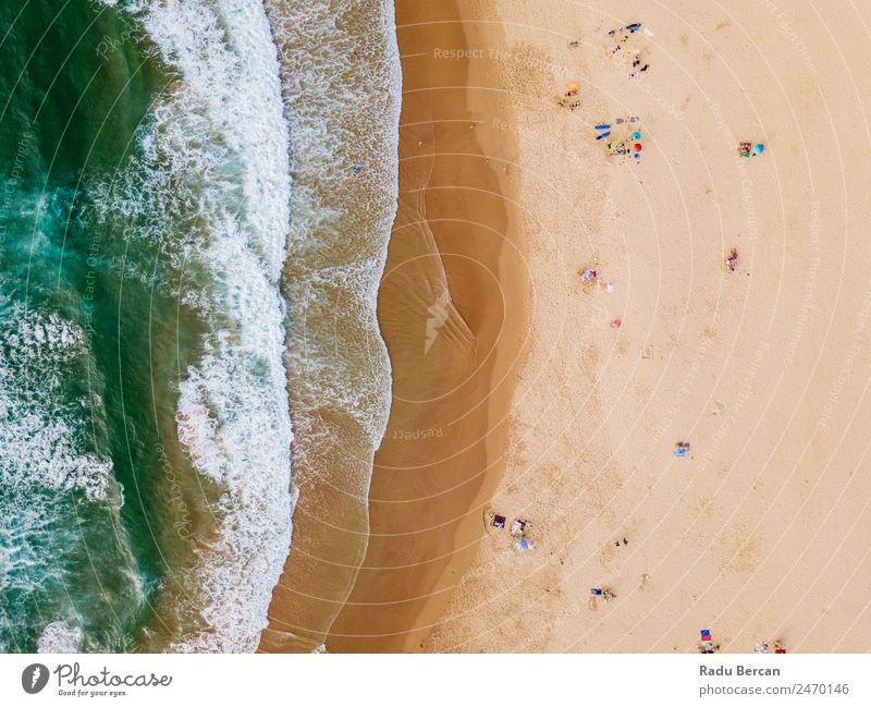 Luftaufnahme von fliegenden Drohnen von Menschen, die sich am Algarve Beach in Portugal entspannen. Strand Fluggerät Aussicht Sand Hintergrundbild Wasser oben