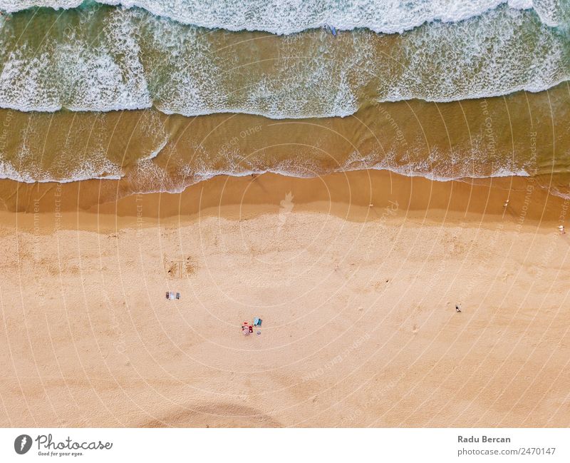 Luftaufnahme von fliegenden Drohnen von Menschen, die sich am Algarve Beach in Portugal entspannen. Strand Fluggerät Aussicht Sand Hintergrundbild Wasser oben