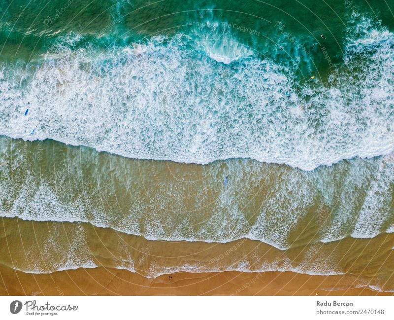 Luftaufnahme der blauen Meereswellen und des wunderschönen Sandstrandes in Portugal. Fluggerät Wellen abstrakt Dröhnen Aussicht Top Wasser Strand Natur