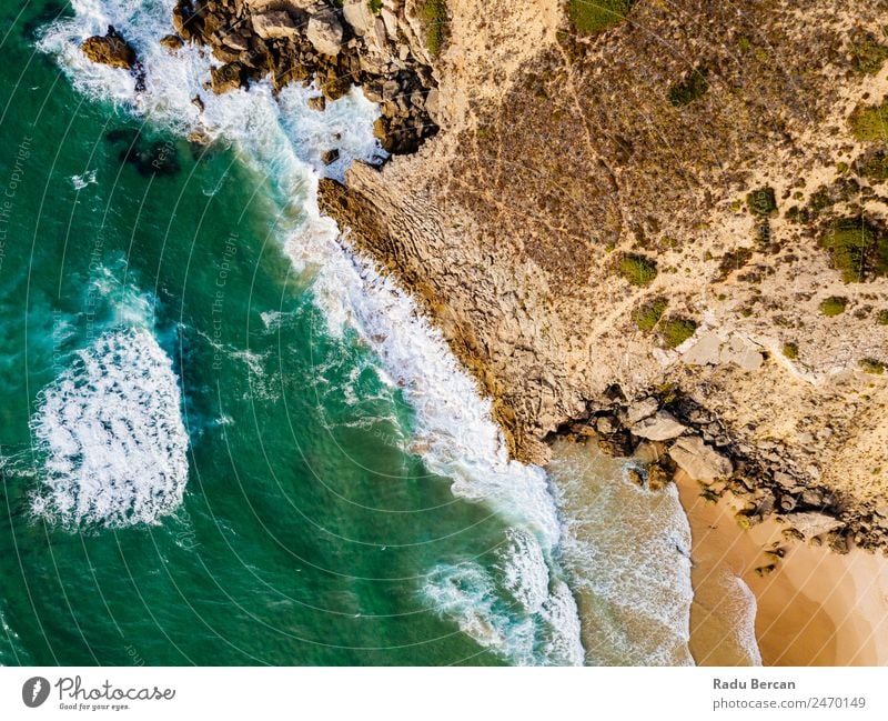 Luftaufnahmen von dramatischen Meereswellen, die auf felsige Landschaften prallen. Bewegung langsam Wellen Fluggerät Felsstrand Strand Felsen abstrakt Dröhnen