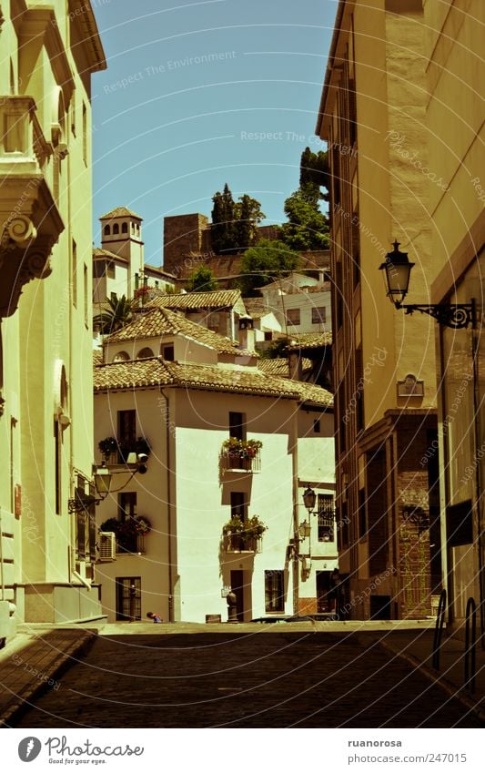 Granada Europa Stadt Altstadt Gebäude Fassade Sehenswürdigkeit alt ästhetisch historisch schön einzigartig Gasse Straße Haus Tourismus Städtereise Farbfoto