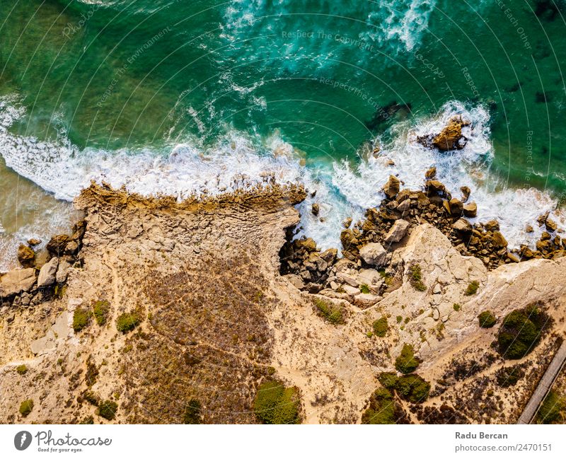 Luftaufnahmen von dramatischen Meereswellen, die auf felsige Landschaften prallen. Bewegung langsam Wellen Fluggerät Felsstrand Strand Felsen abstrakt Dröhnen