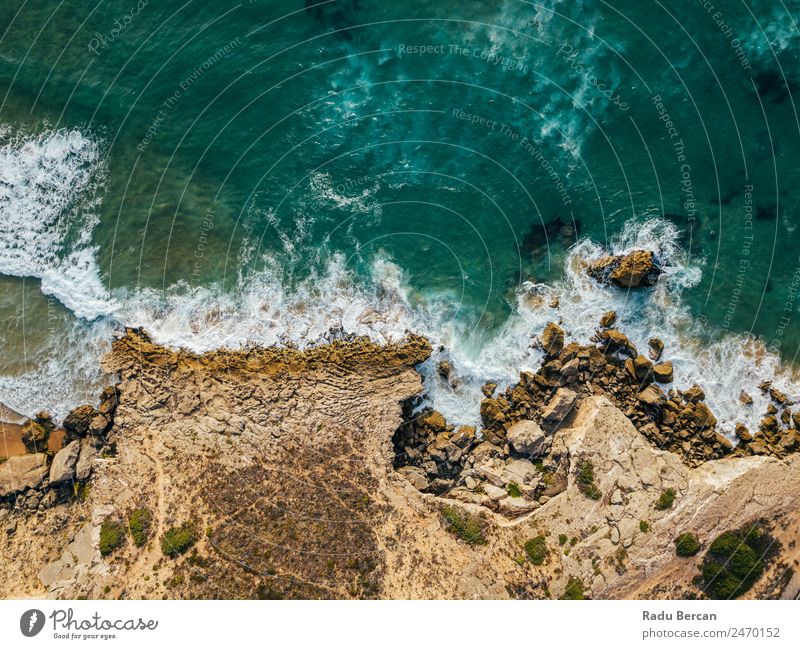 Luftaufnahmen von dramatischen Meereswellen, die auf felsige Landschaften prallen. Bewegung langsam Wellen Fluggerät Felsstrand Strand Felsen abstrakt Dröhnen