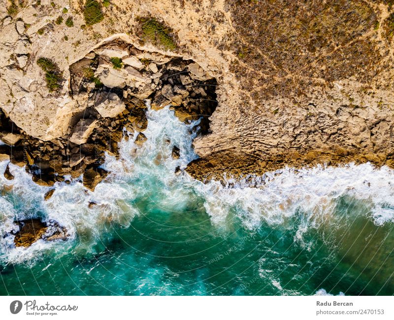 Luftaufnahmen von dramatischen Meereswellen, die auf felsige Landschaften prallen. Bewegung langsam Wellen Fluggerät Felsstrand Strand Felsen abstrakt Dröhnen