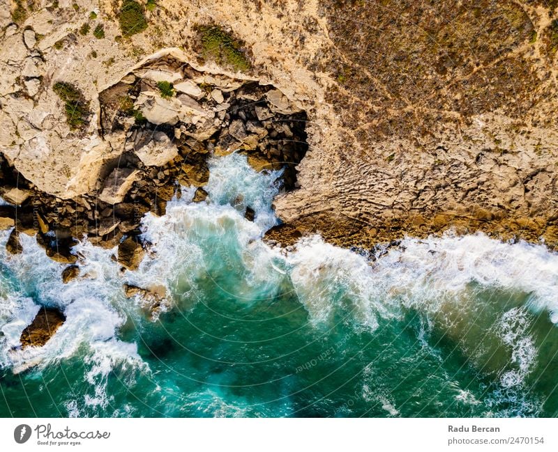 Luftaufnahmen von dramatischen Meereswellen, die auf felsige Landschaften prallen. Bewegung langsam Wellen Fluggerät Felsstrand Strand Felsen abstrakt Dröhnen