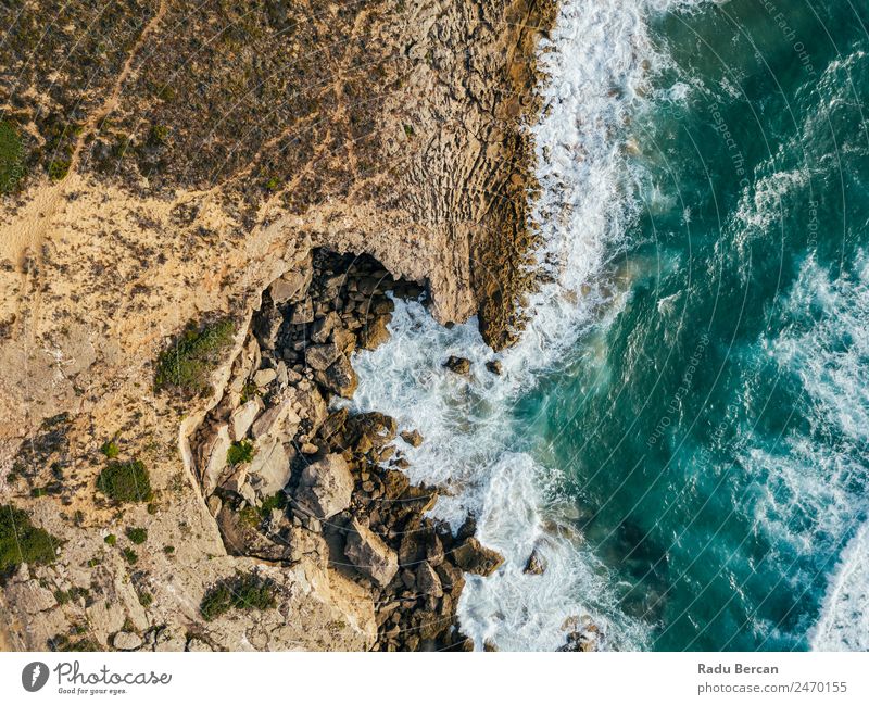 Luftaufnahmen von dramatischen Meereswellen, die auf felsige Landschaften prallen. Bewegung langsam Wellen Fluggerät Felsstrand Strand Felsen abstrakt Dröhnen