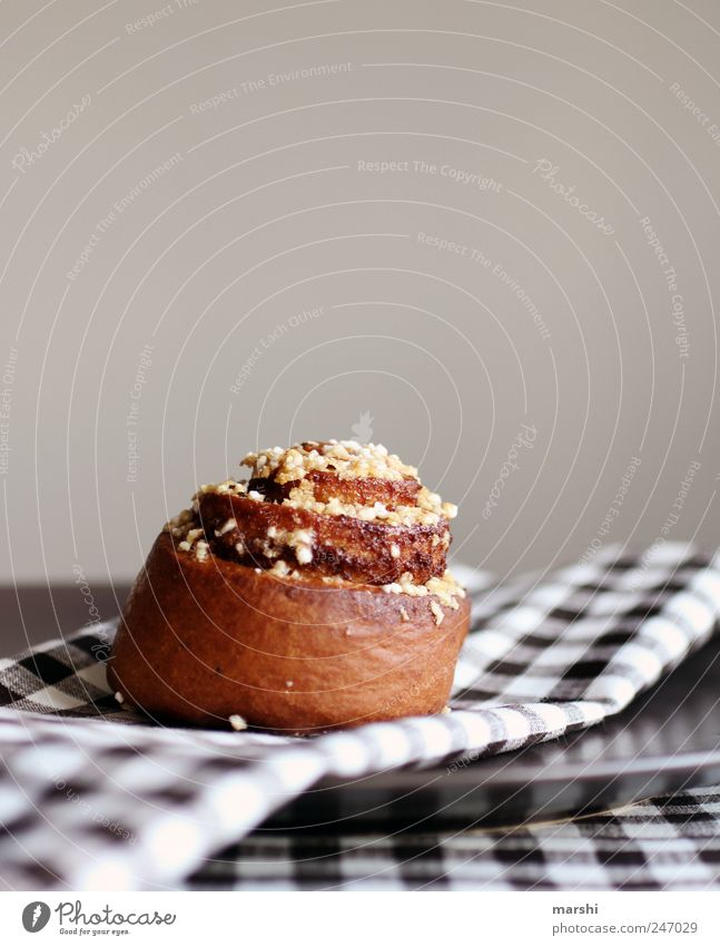 Schneckerl Lebensmittel Teigwaren Backwaren Kuchen Süßwaren Ernährung braun Streusel Foodfotografie kariert lecker Kalorie Kalorienreich Farbfoto Innenaufnahme