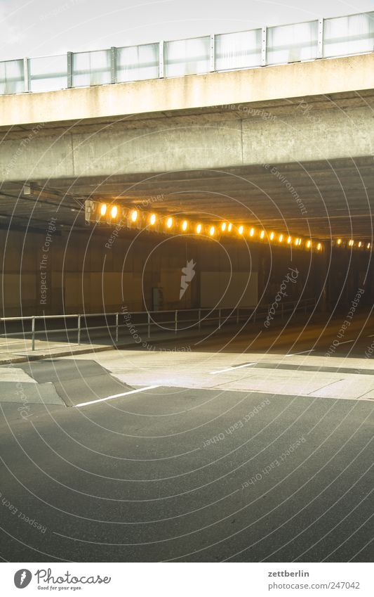 Unterführung Güterverkehr & Logistik Stadt Hauptstadt Brücke Tunnel Bauwerk Gebäude Verkehr Verkehrswege Straßenverkehr Wege & Pfade Hochstraße fahren