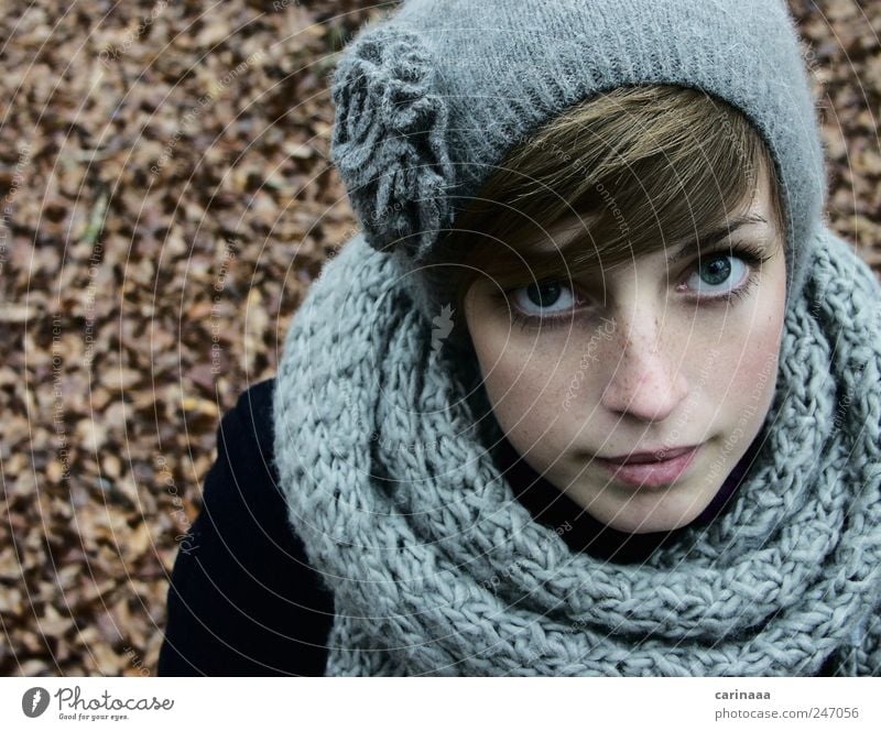 Herbst Haare & Frisuren Haut feminin Junge Frau Jugendliche Erwachsene Gesicht 1 Mensch 18-30 Jahre Natur Blatt Mode Bekleidung Stoff Schal Mütze brünett Pony