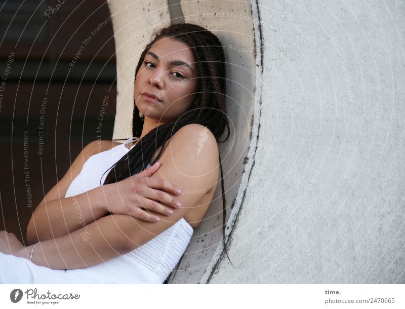 Nikolija feminin Frau Erwachsene 1 Mensch Bauwerk Architektur Kleid brünett langhaarig Beton beobachten festhalten Blick dunkel schön Stadt selbstbewußt