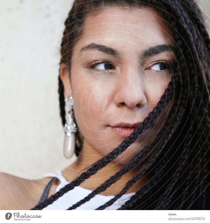 Nikolija feminin Frau Erwachsene 1 Mensch Kleid Ohrringe Haare & Frisuren brünett langhaarig braids beobachten Denken Blick warten schön Neugier selbstbewußt