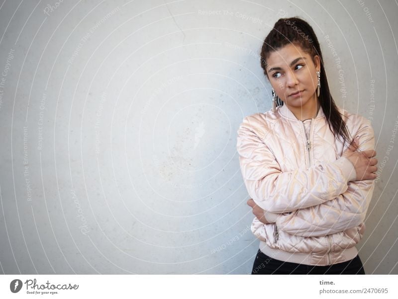 Nikolija feminin Frau Erwachsene 1 Mensch Mauer Wand Jacke Ohrringe brünett langhaarig Zopf beobachten Denken festhalten Blick stehen schön Sicherheit Schutz