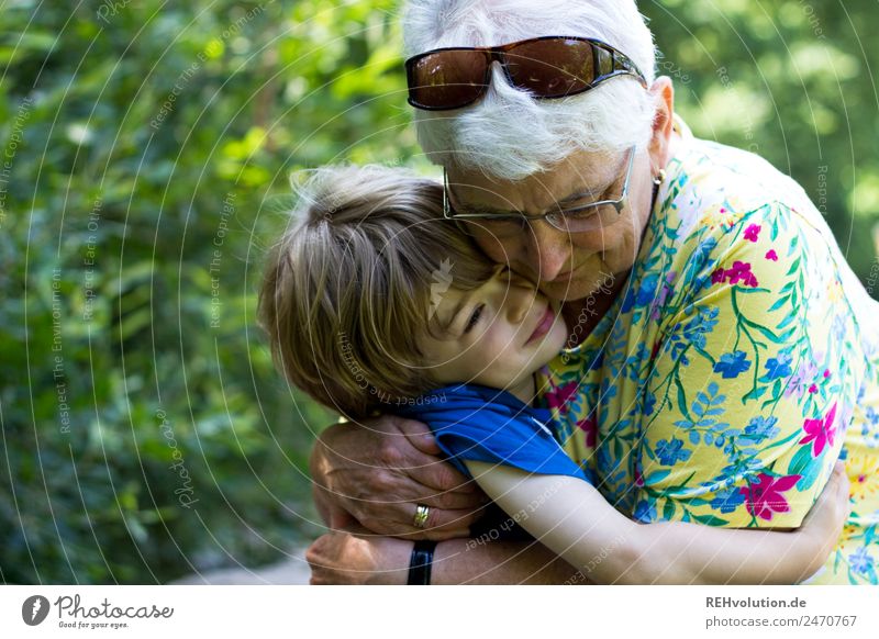 Oma kuschelt mit ihrem enkel Lifestyle Mensch feminin Kind Junge Weiblicher Senior Frau Großmutter Familie & Verwandtschaft Kindheit 2 Umwelt Natur Park Brille