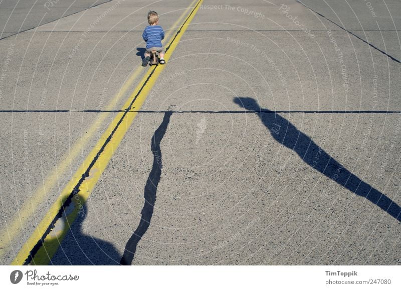 So lonely Straße Familie & Verwandtschaft Familienplanung Scheidung Partnerschaft Krise Kind Schatten Silhouette Trennung auseinandergelebt auseinandergehen