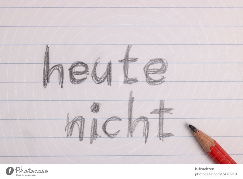 heute nicht lernen Büroarbeit Arbeitsplatz Papier Kommunizieren Unlust Gegenwart Buchstaben Schreibstift Bleistift Kritzelei handschriftlich Handschrift Zettel