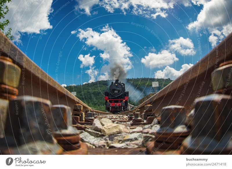 Dampflock in voller Fahrt Sommer Maschine Technik & Technologie Natur Landschaft Himmel Wolken Sonnenlicht Verkehr Verkehrsmittel Verkehrswege