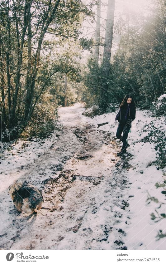 Mädchen wartet am Rande der verschneiten Bergstraße und schaut nach unten. Design schön Windstille Ferien & Urlaub & Reisen Ausflug Abenteuer Winter Schnee