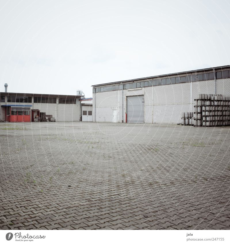 genug bier für alle Himmel Menschenleer Haus Industrieanlage Fabrik Platz Bauwerk Gebäude trist blau grau Farbfoto Außenaufnahme Textfreiraum oben