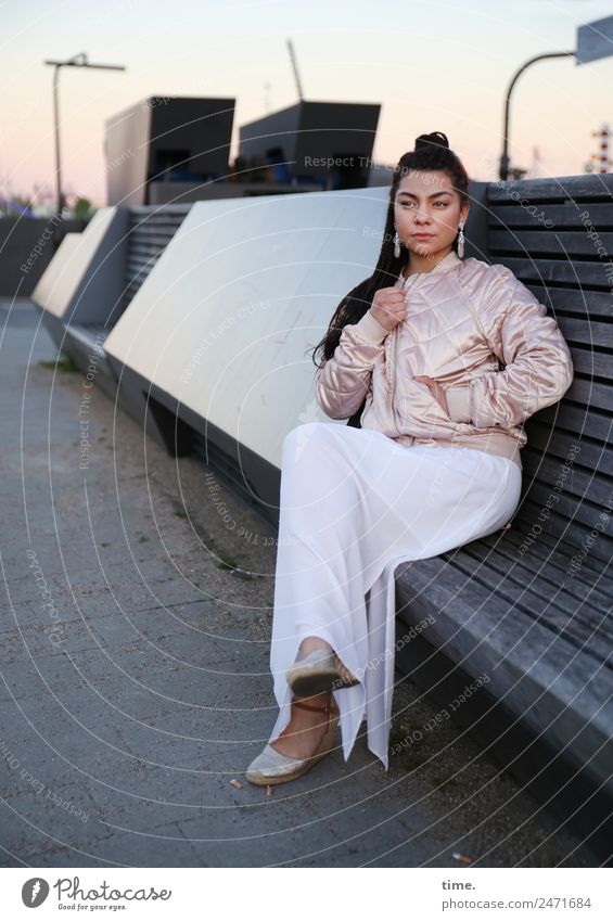 Nikolija feminin Frau Erwachsene 1 Mensch Hamburg Mauer Wand Bank Kleid Jacke Ohrringe Haare & Frisuren brünett langhaarig beobachten Denken Blick sitzen warten