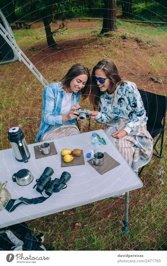 Frau fotografiert Freundin beim Frühstück Lifestyle Freude Glück Gesicht Erholung Freizeit & Hobby Ferien & Urlaub & Reisen Ausflug Abenteuer Camping Sommer