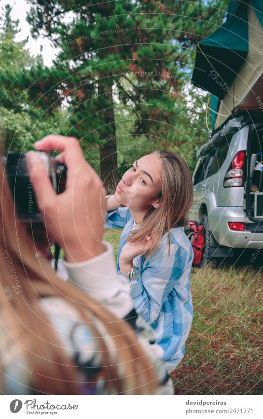 Weibliche Hand fotografiert die Frau mit 4x4 auf dem Hintergrund. Lifestyle Freude Glück Gesicht Erholung Freizeit & Hobby Ferien & Urlaub & Reisen Ausflug